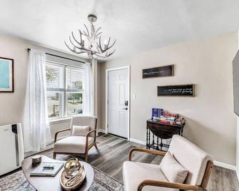 Across The Street From Von Stiehl-newly Renovated! - Algoma - Huiskamer