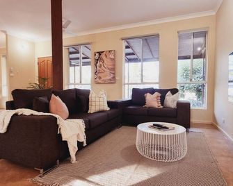 Reel in Serenity - Peaceful Beach Fishing Awaits - Onslow - Living room