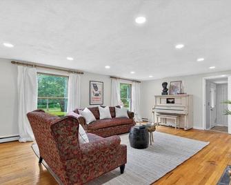Indoor Salt water Spa for long or short stays - Ballston Spa - Living room