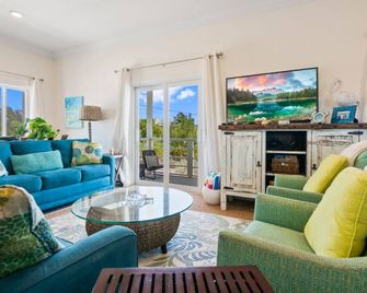 Colorful Beach Home w/ Ocean Front View + 2 Master Bedrooms - Moss Town - Living room