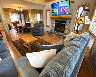 Eagle's Nest @ Spring Brook Resort - Wisconsin Dells - Living room