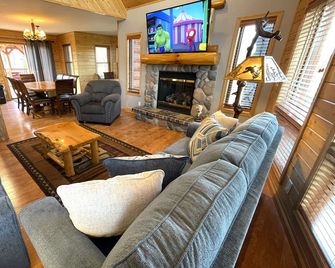 Eagle's Nest @ Spring Brook Resort - Wisconsin Dells - Wohnzimmer