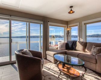 Captain's House- Luxury Beachfront Home. 2 Levels for group fun or privacy - Gig Harbor - Living room