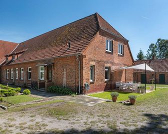 Holiday Apartment 'Landhaus Heiddorf' with 2 Comfortable Bedrooms, Terrace with BBQ & Sun Loungers - Hagenow - Building