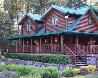 Box Canyon Cabins - Seward - Building