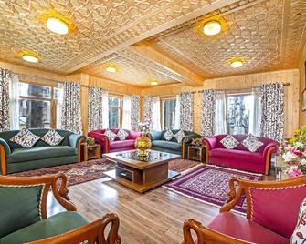 Shaw Inn By Stay Pattern - Gulmarg - Sala de estar