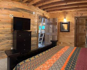 Rustic Paradise 4br Near Lake Degray & Caddo River Sleeps 10 - Arkadelphia - Ložnice