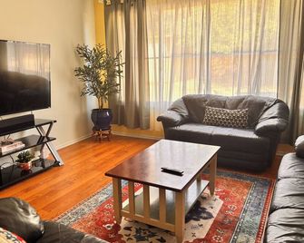 Charming 3-bedroom house with WiFi, AC Near Downtown Lancaster - Lancaster - Huiskamer