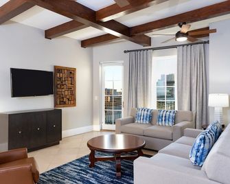 Downtown San Antonio Resort close to RiverWalk and The Alamo with Rooftop Pool and Hot tub - San Antonio - Salon