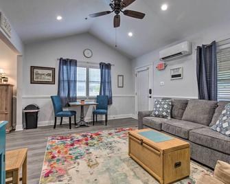 Downtown Ocean Springs Retreat 1 Mi to Beach! - Ocean Springs - Living room