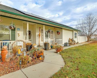 1 Mi to Old Town CBs Hidden Haven with Farm - Meridian - Building