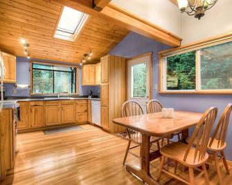 Bonny Fern Cottage below majestic mountain peaks, pet friendly, WiFi, hot tub - Gold Bar - Restaurante
