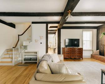 Quaint Vintage Reno in Manheim - Manheim - Living room