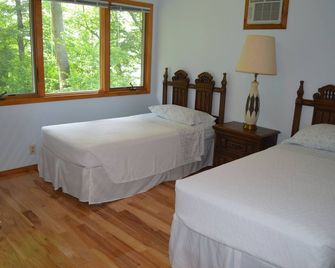 Spring Discount! Right On Lake Michigan! Large 2 Acre Yard And Private Beach - Lakeside - Bedroom