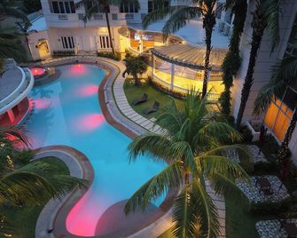 Madison Crown Hotel - Angeles City - Piscina