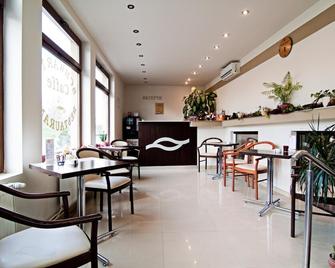 Pensiunea Schwartz - คลูช นาโปกา - ร้านอาหาร