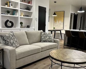 The Cosmo 640 Downtown Edmond - Edmond - Sala de estar