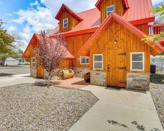 Family Home w/ Mountain Views in Circleville! - Circleville - Building
