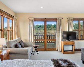 Mountain Heights Lodge - National Park Village - Huiskamer