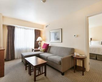 1 Bedroom Suite | Free Breakfast + Laptop-Friendly - Stow - Living room