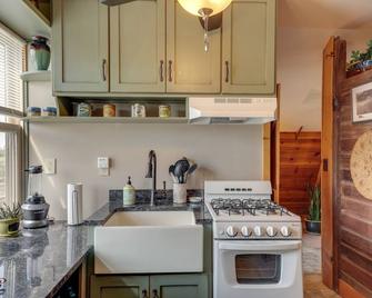 Beatrice Studio w/ Fire Pit: Near Golf! - Beatrice - Kuchyň