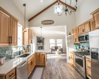 King Master En-Suite- Brand New Home- Buffalo's Best Kept Secret! - Buffalo - Cuisine