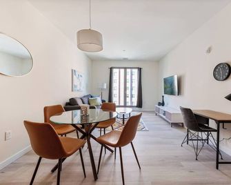 Spacious 2br ! Free Parking ! 30 Min To Nyc - Newark - Dining room