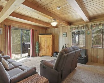 Rustic retreat in Arnold perfect for a relaxing getaway - Arnold - Living room