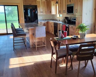 Shell Lake Getaway. Spacious 3-bedroom barndominium in nearby Beaver Brook - Shell Lake - Dining room