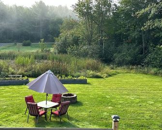 Country Charm Cozy Getaway - Searsport - Patio