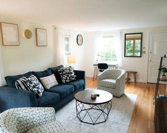 Charming & Cozy 3br Home Mins To Su-Esf-Upstate-Le Moyne - Syracuse - Living room