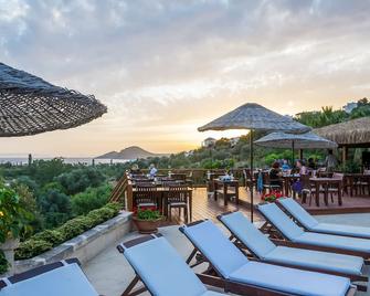 4reasons hotel + bistro | 12+ - יאליקבאק - פטיו