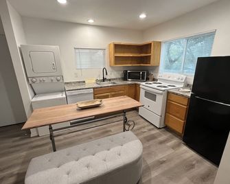 Brand New Cabin With Hot Tub - Lakeway - Kitchen