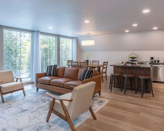 Whistling Moose - Island Park - Living room