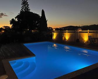Tudor Manor Bed & Breakfast - Paraparaumu Beach - Pool