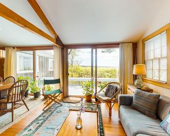 Private & quaint cabin-style home with wraparound porch - small dogs OK - Vineyard Haven - Living room