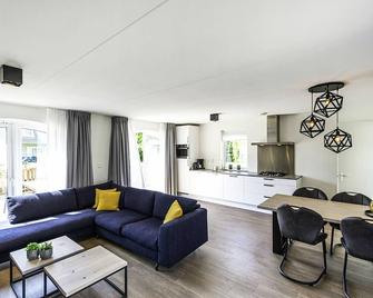 Stunning private villa for 4 people with pool, WIFI, TV, terrace and parking - Hellevoetsluis - Living room