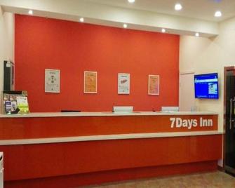 7 Days Inn Yulin Nanmenkou Bus Station Branch - Yulin - Front desk