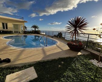 Luxury villa with private heated pool, garden and views of the sea and mountains. - Boaventura - Piscina