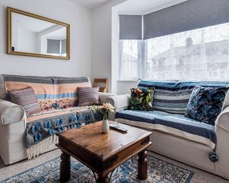 Peaceful Family Home W Patio & Yard - אוקספורד - סלון