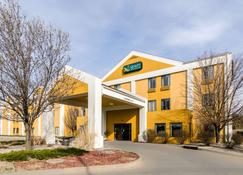 Quality Inn & Suites - Manhattan - Κτίριο