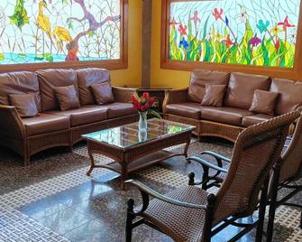 Los Cedros Hotel Inn Delicias - Delicias - Lounge