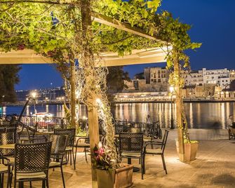 ألكانيا بوتيك هوتل - خانيا - شرفة مرصوفة