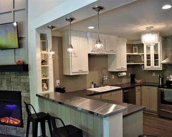 Cozy Farmhouse, near Lynchburg and Fayetteville - Fayetteville - Kitchen