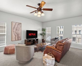 Usafa 5mi I Modern I Arcade I Quiet Area - Monument - Living room