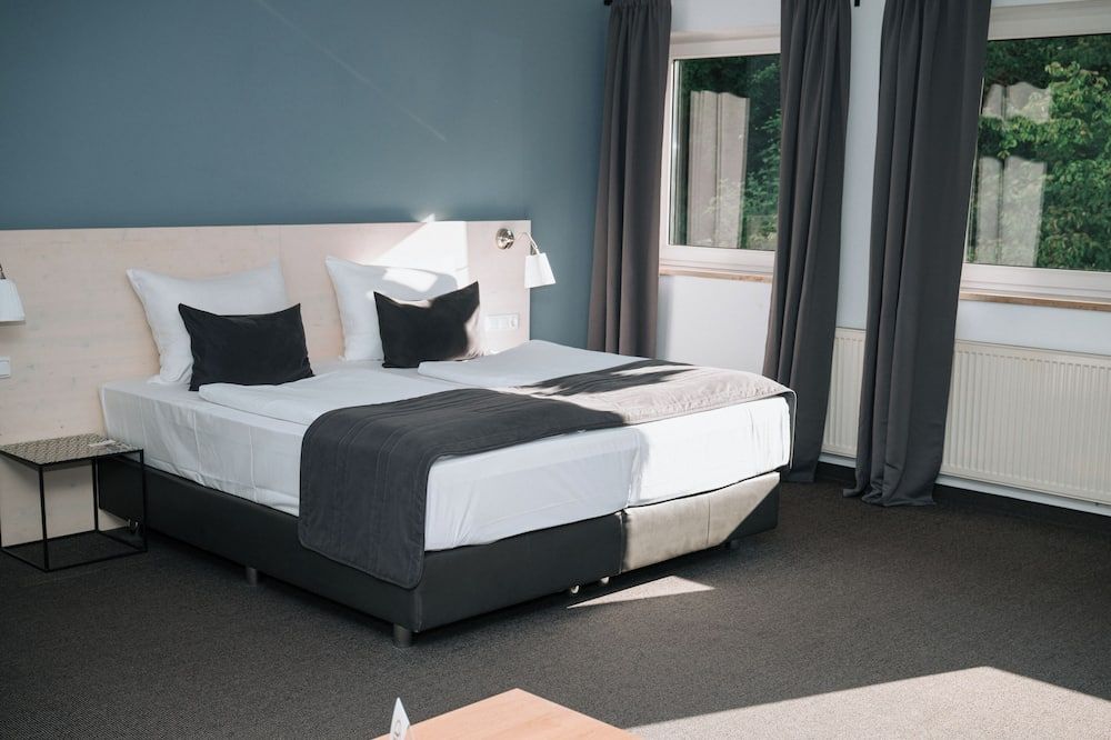 Hotel Alpenglühen - Olching - Bedroom
