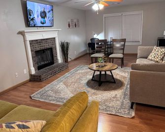 Peaceful 4br Retreat Between Atlanta & Athens - Bethlehem - Living room