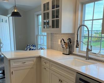 Mattapoisett village - beach across the street - Mattapoisett - Kitchen
