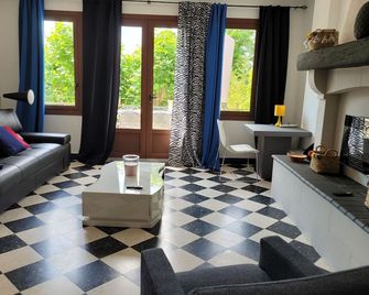 Vacation home with pool - Beaucaire - Wohnzimmer