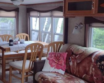 Beautiful location right on the river bank , steps down to the shore and fishing - Miramichi - Dining room